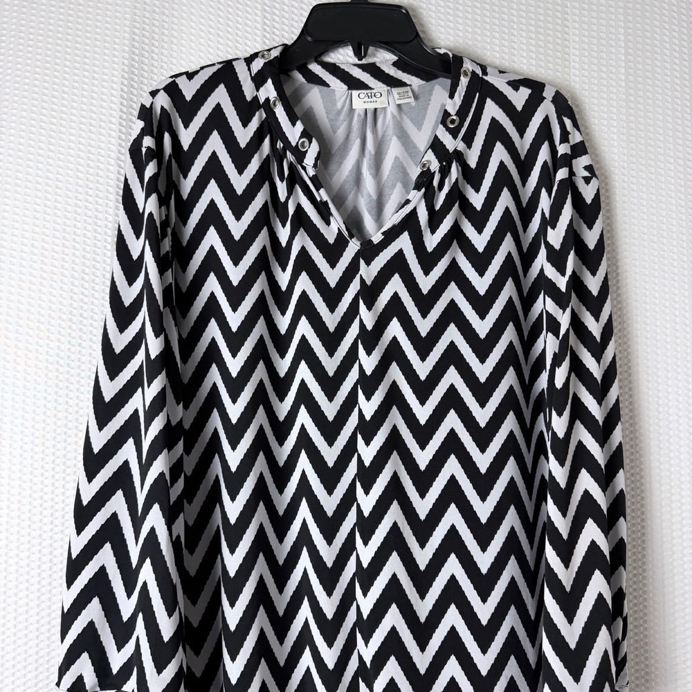 Cato Blouse Women 22/24W Black White Chevron Grommet V-Neck Tunic Long Sleeve - Picture 10 of 12